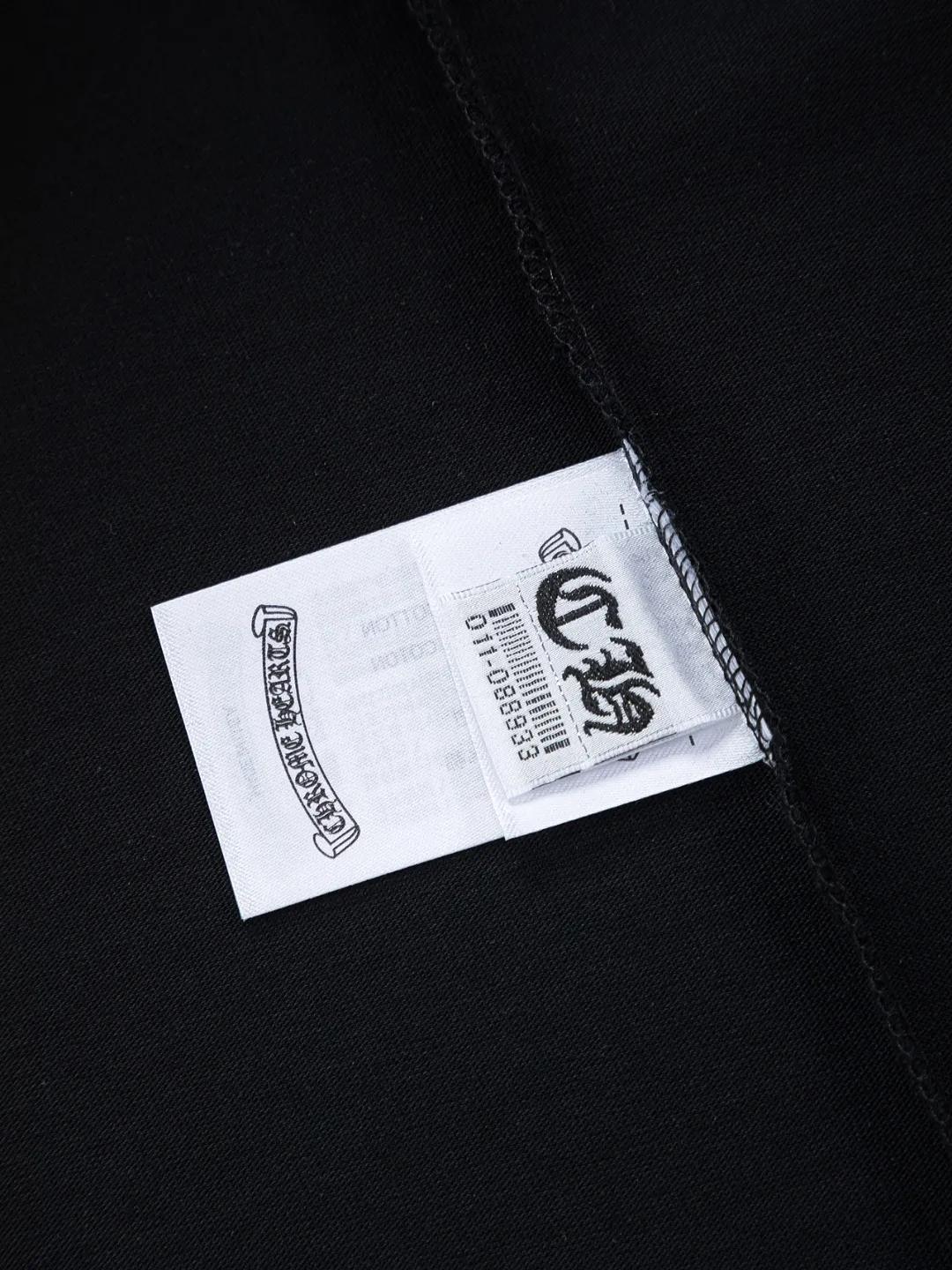 Chrome Hearts CH （ ） 26SS 💥 Classic 🪡 logo logo ✝️🪡 T ，Hot Sale ， ， Same Style， ！ ， Classic ， ， + ， ， ， ， ， ， ， ， ➕ ， ， Silver ， Classic ， ， ！ ， 、 ， ， 。 ！！ ， ， ， ， ！！ 100% ， Breathable， ， ， ， ， ， ， OS ， ， ， icon！ Premium ， ， ， ！ ：Black White Size：S-XL ： S： 50- 56- 70 M： 52- 57- 72 L： 54- 59- 74 XL： 56- 62- 76